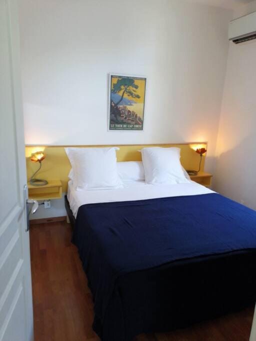 Bed, Photo of the whole room, Bedroom, air conditioner