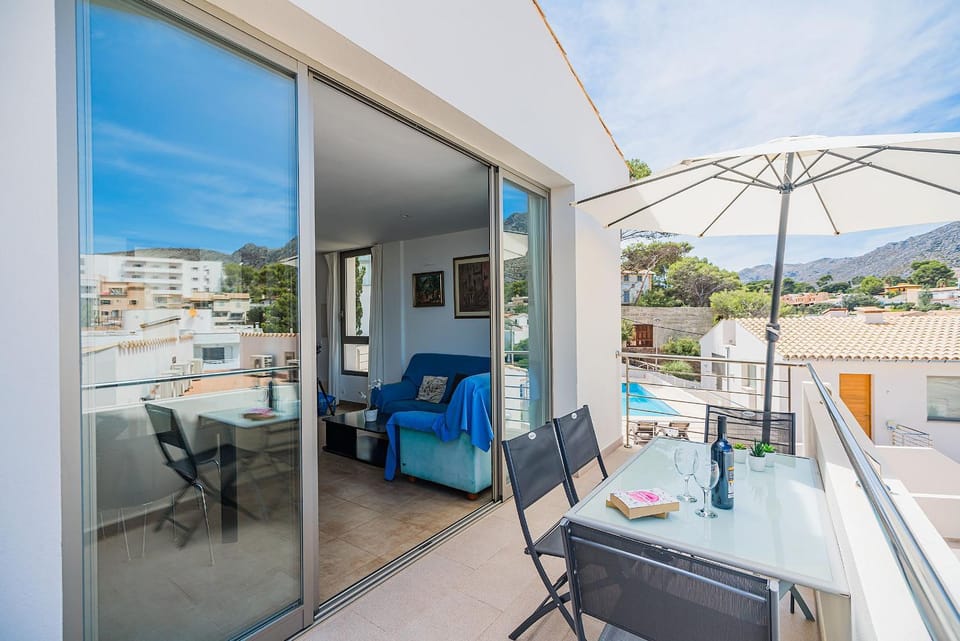 Balcony/Terrace, Seating area, Pool view