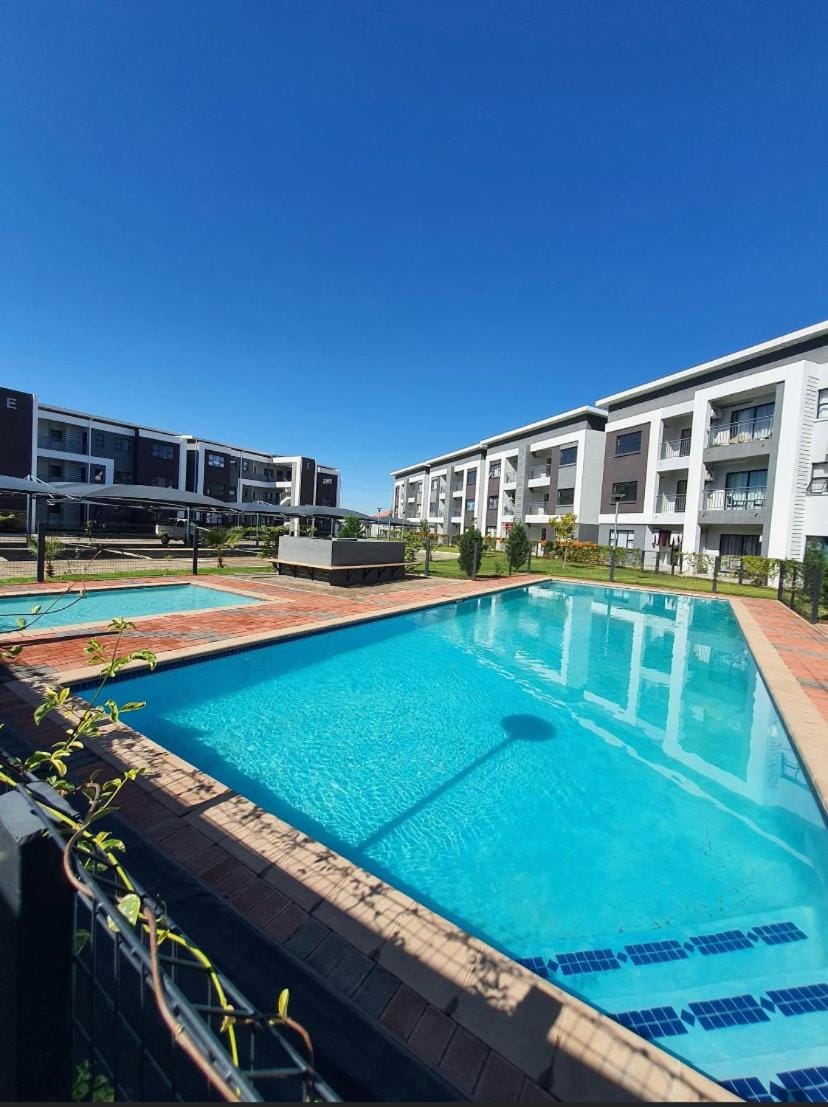 Property building, Day, Pool view, Swimming pool