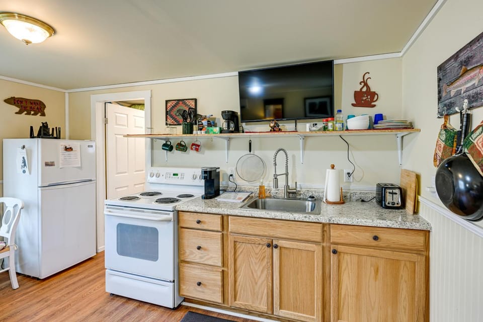 Shared Hot Tub and Fire Pit Tranquil Whittier Gem! Apartment in Qualla