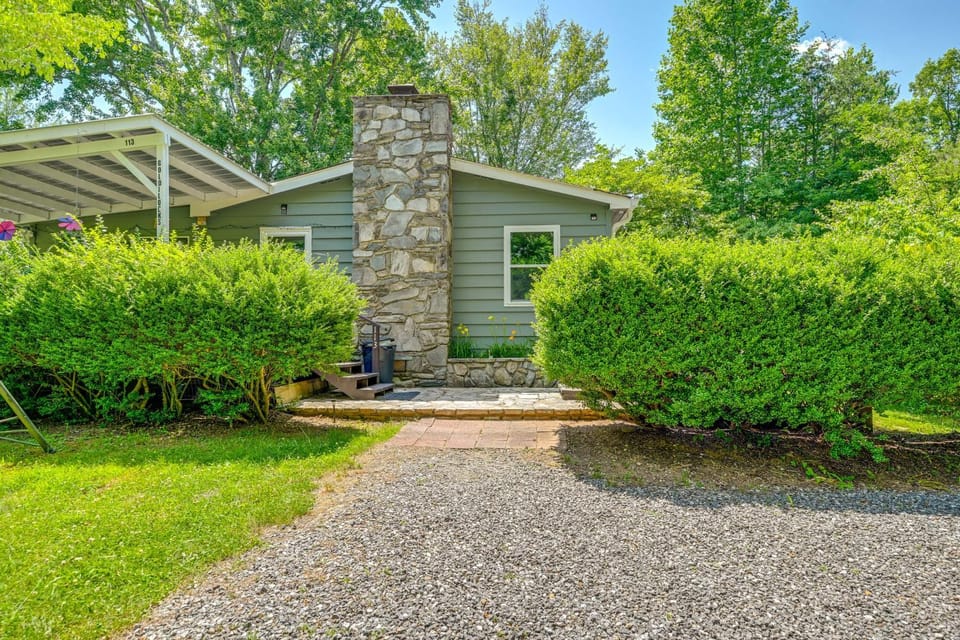 Private Hot Tub and Covered Deck Cozy Whittier Gem House in Qualla