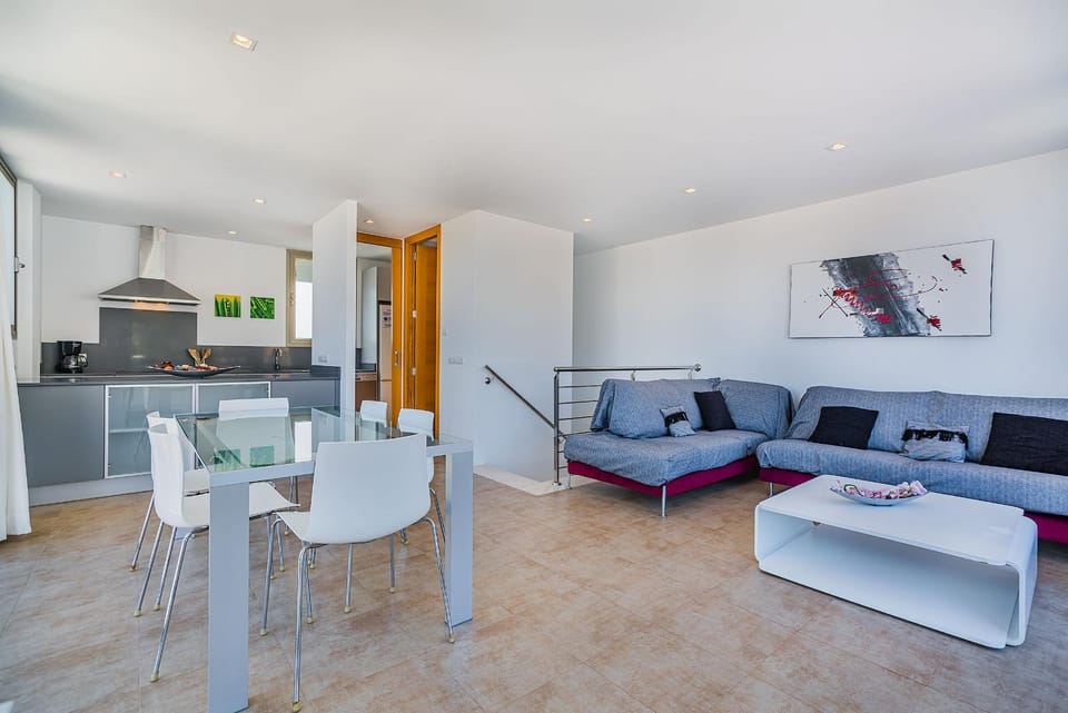 Kitchen or kitchenette, Living room, Seating area, Dining area