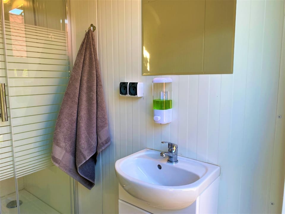 Shower, Toilet, Bathroom, towels