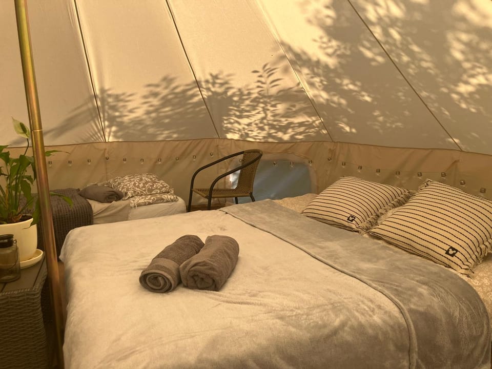 Bed, Bedroom, towels