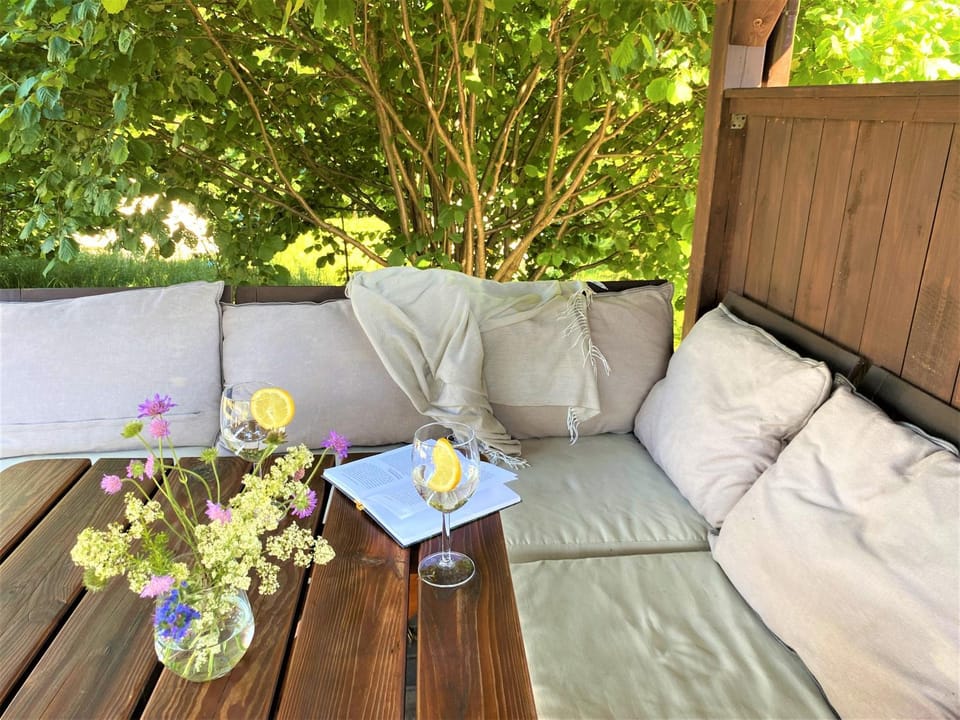 Spring, Day, Garden, Balcony/Terrace, Decorative detail, Seating area, Guests, Garden view, group of guests