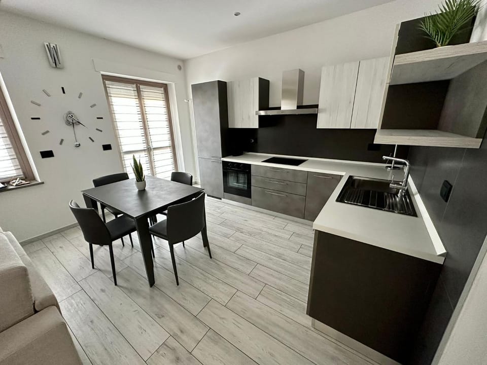 Kitchen or kitchenette, Seating area, Dining area, stove