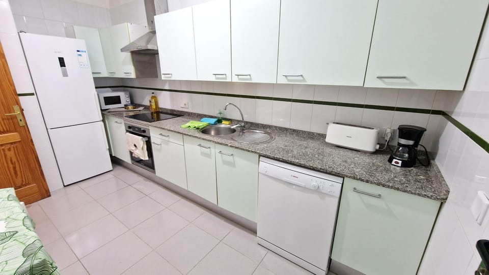 Kitchen or kitchenette, dishwasher, toaster