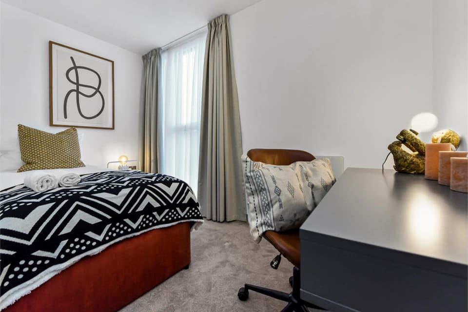 Bed, Seating area, Bedroom, hair dresser
