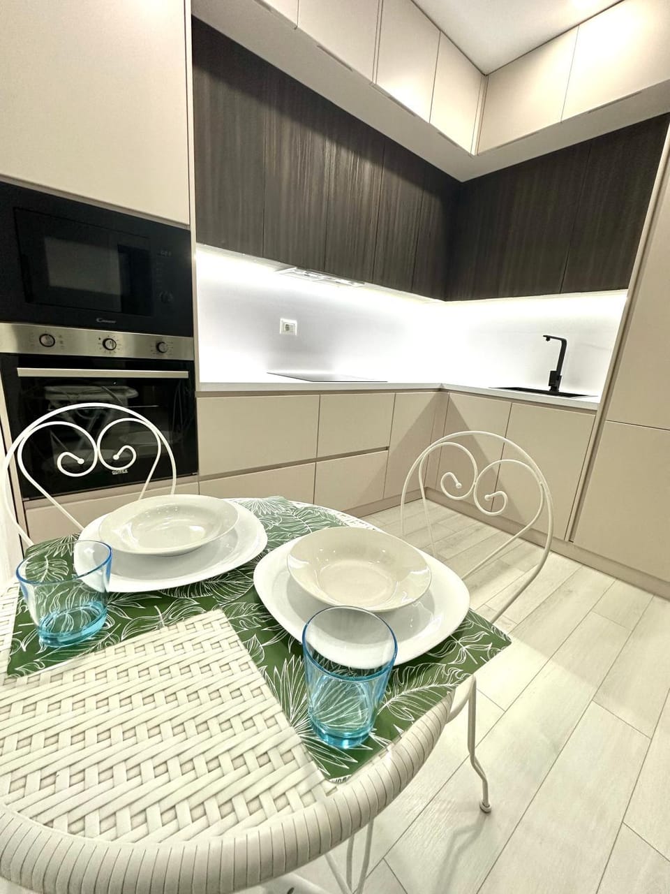Kitchen or kitchenette, Dining area, stove