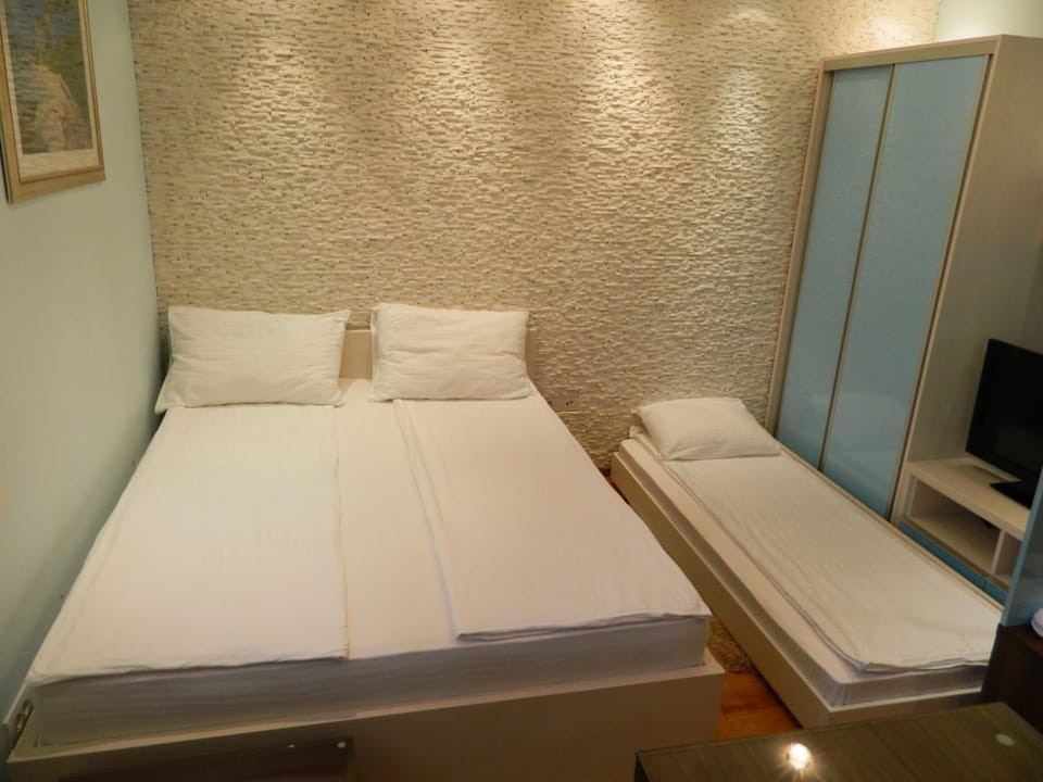 Bed, TV and multimedia, Bedroom, hair dresser, wardrobe