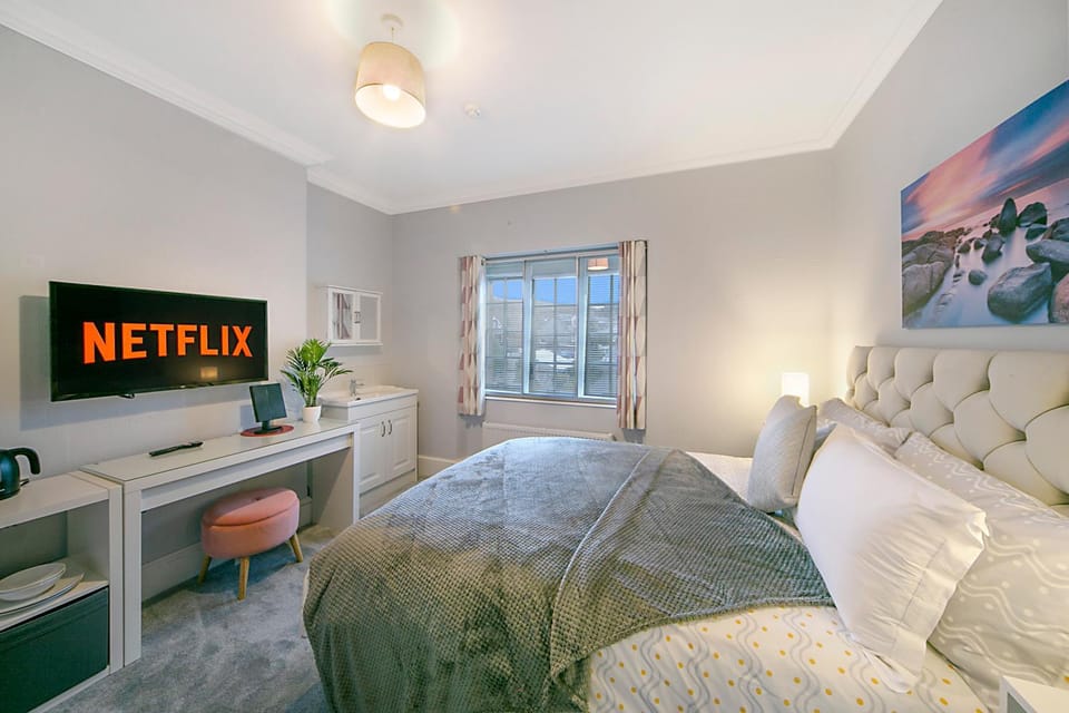 Bed, TV and multimedia, Bedroom