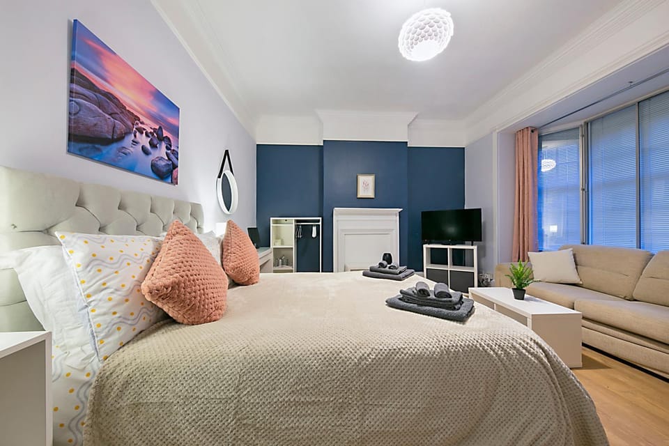 Bed, TV and multimedia, Bedroom, towels
