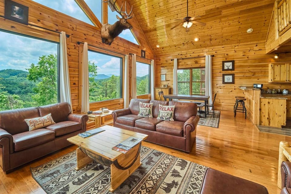 Epic Mountain Views, Hot Tub, Game Room, Sleeps 10 House in Sevier County