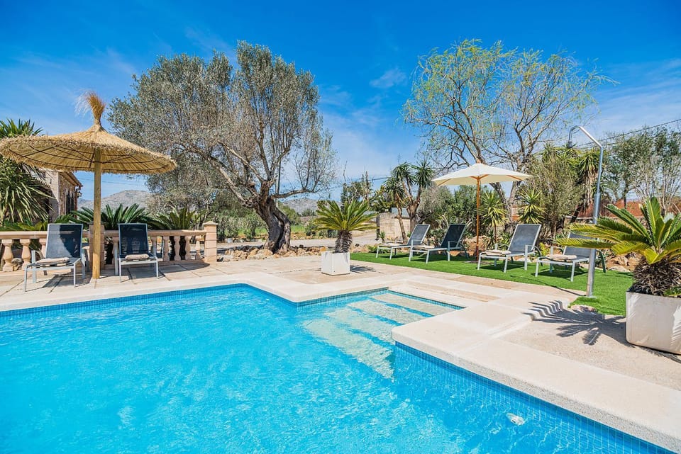 Swimming pool, sunbed