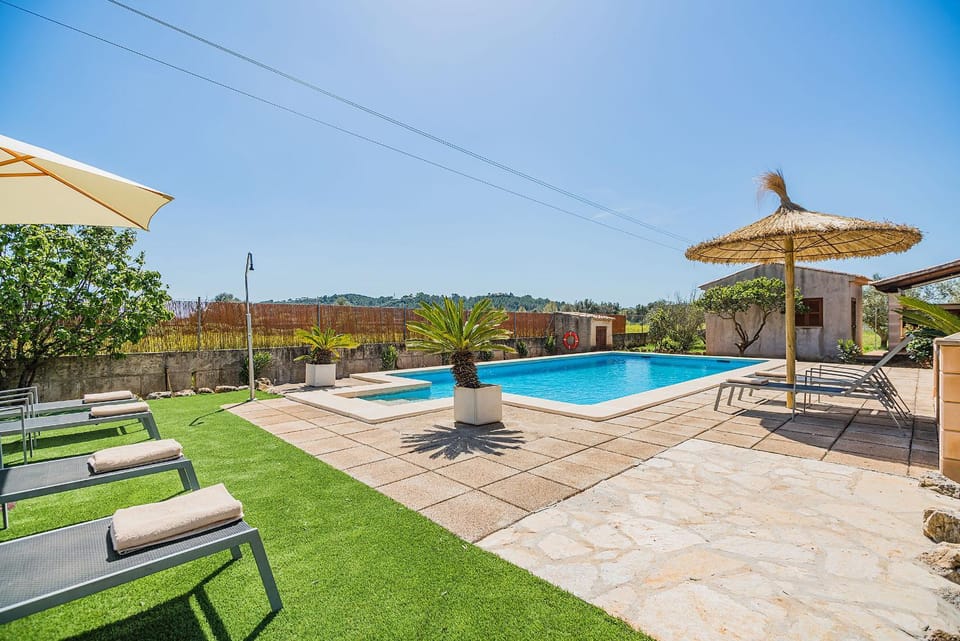 Swimming pool, sunbed