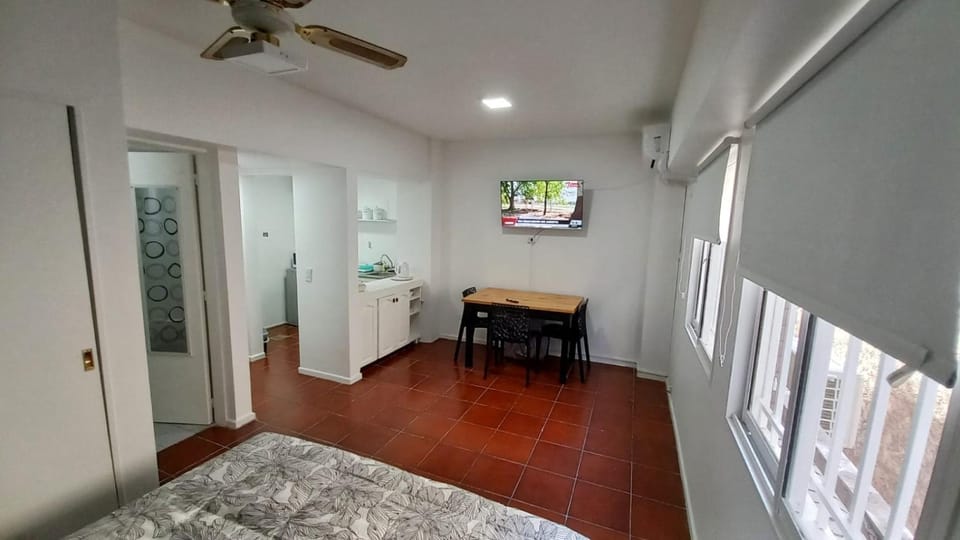 Bed, TV and multimedia, Photo of the whole room, Dining area, fireplace