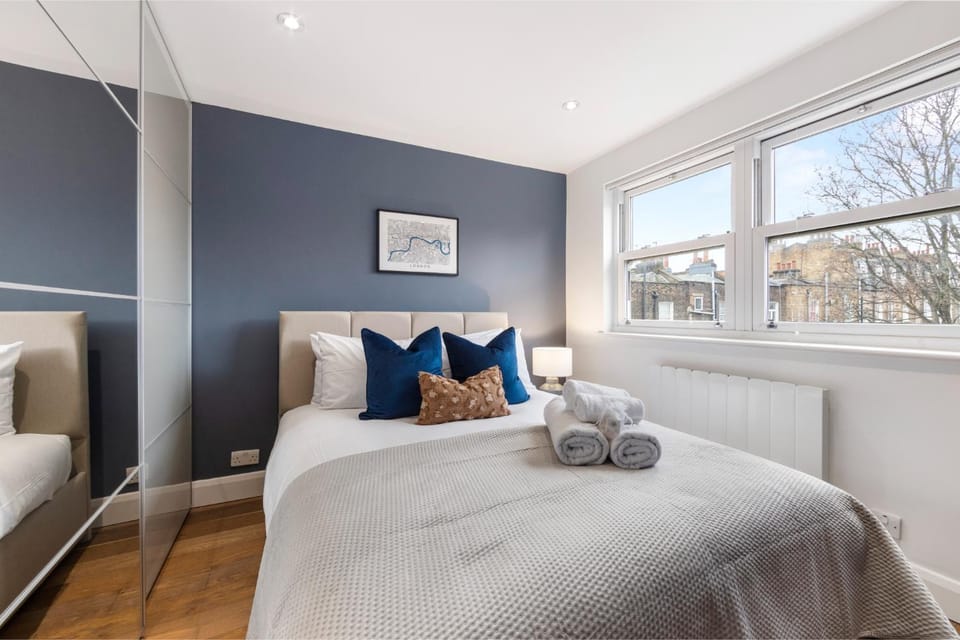 Bed, Bedroom, towels