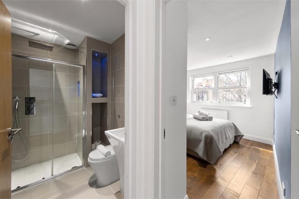 Shower, Toilet, Bed, Bathroom, Bedroom, towels