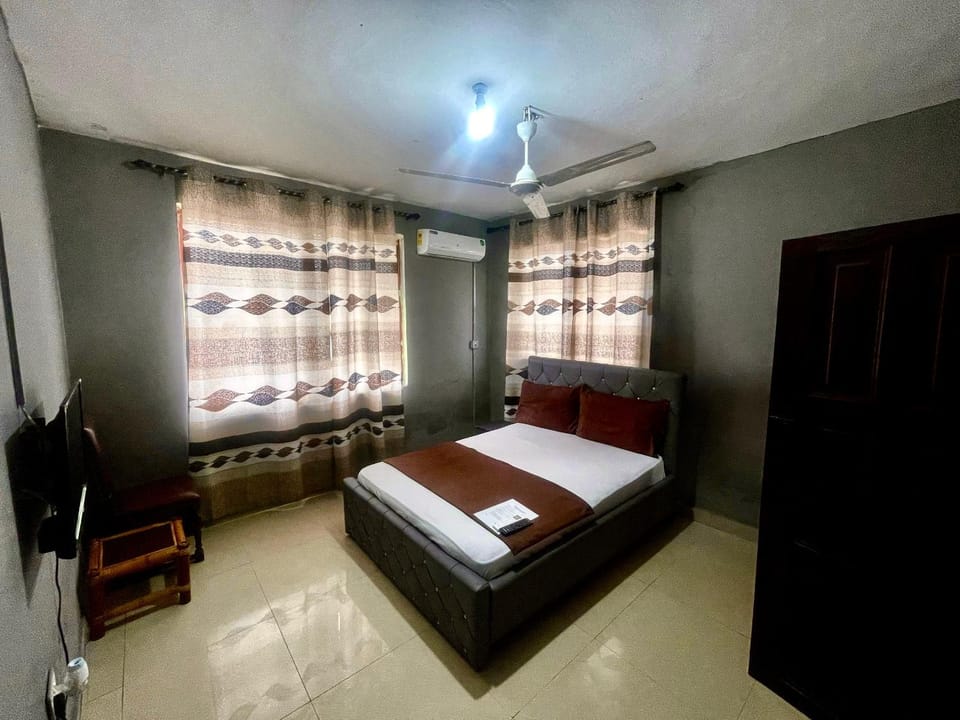 Photo of the whole room, Bedroom, wardrobe