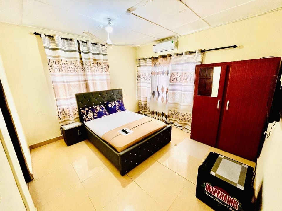 Bed, TV and multimedia, Photo of the whole room, Bedroom, wardrobe, air conditioner