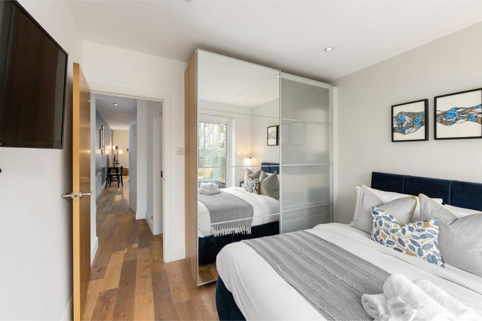 Bed, TV and multimedia, Bedroom, towels