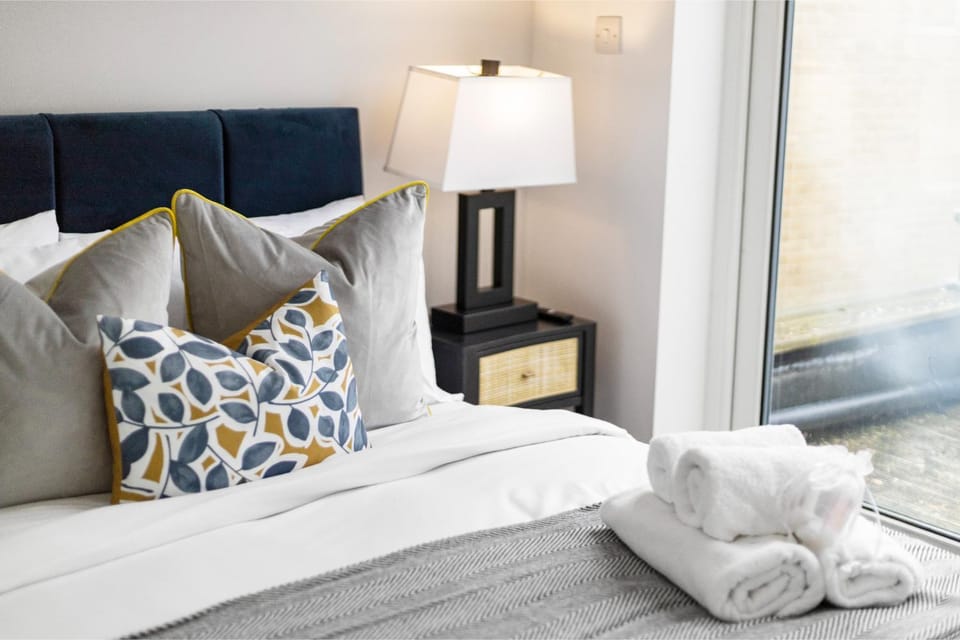 Bed, Bedroom, towels