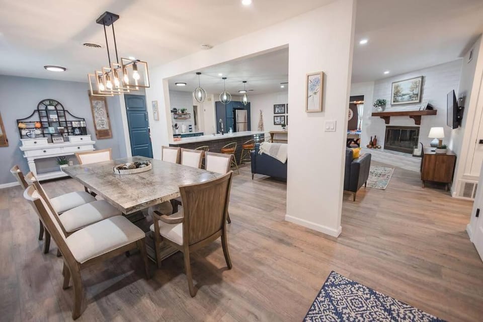 Vista Experience w/King Size Bed & Pet Friendly House in Roswell