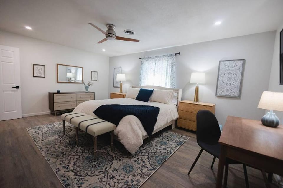 Vista Experience w/King Size Bed & Pet Friendly House in Roswell