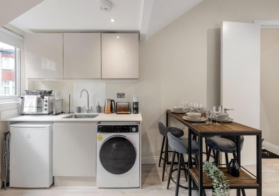 Coffee/tea facilities, Kitchen or kitchenette, Dining area, microwave, minibar, toaster, washing machine