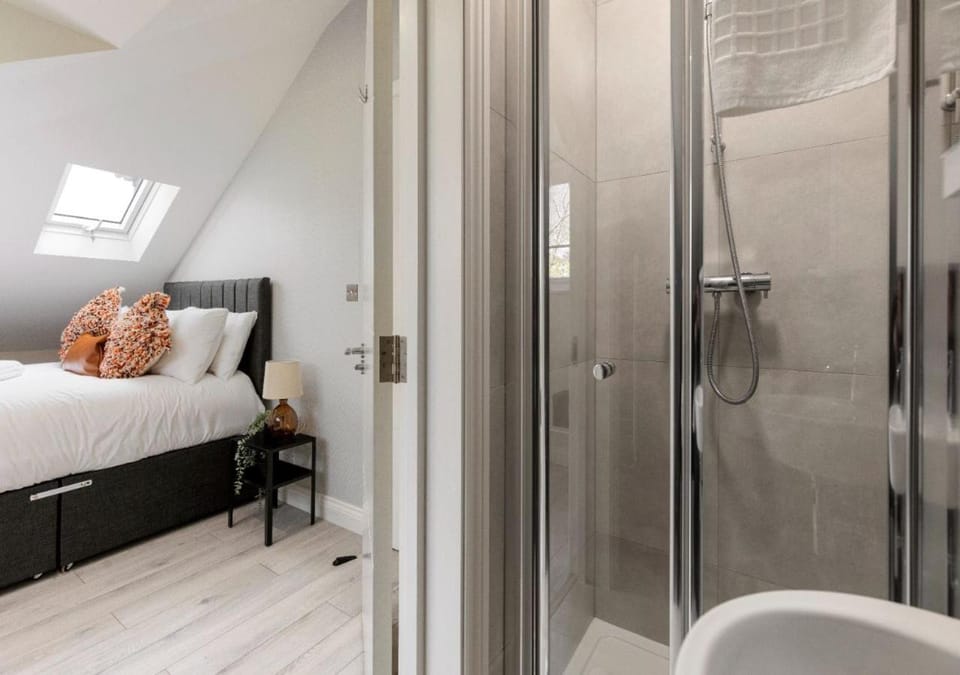 Shower, Bed, Bathroom, Bedroom, towels