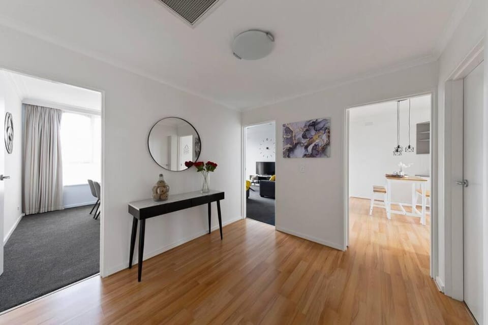 Chic Caulfield North Retreat Apartment in Melbourne