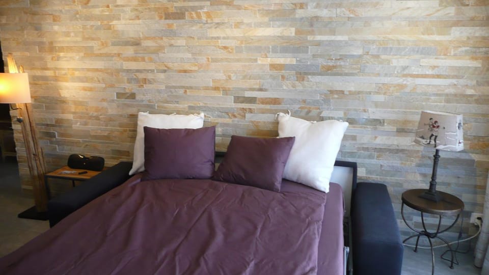 Bed, Living room