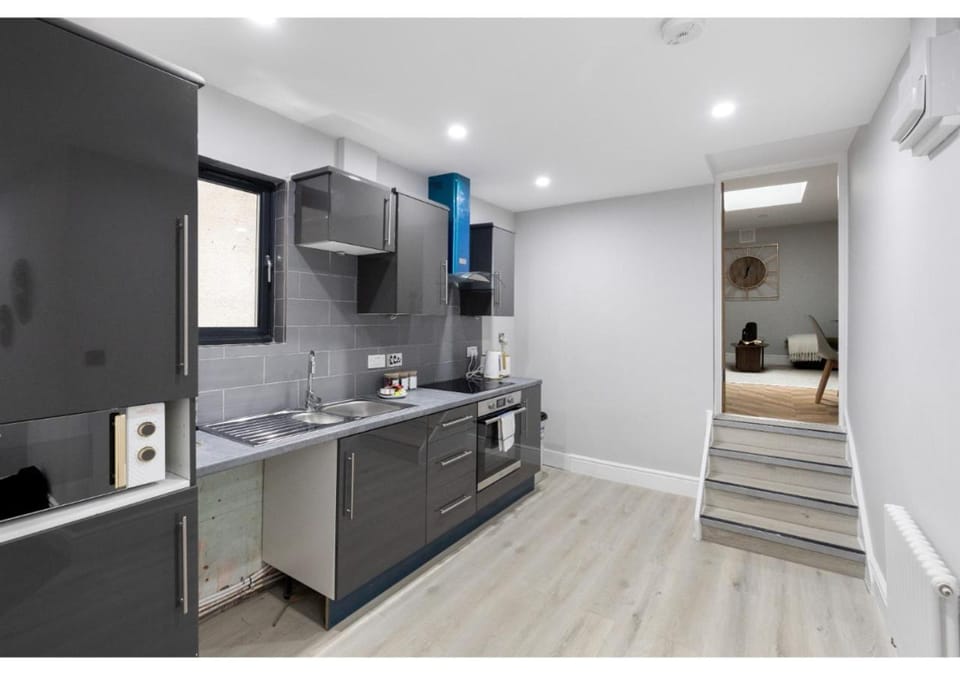 Kitchen or kitchenette, minibar, oven, stove