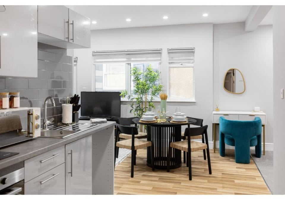Coffee/tea facilities, Kitchen or kitchenette, Living room, Seating area, Dining area, minibar, toaster