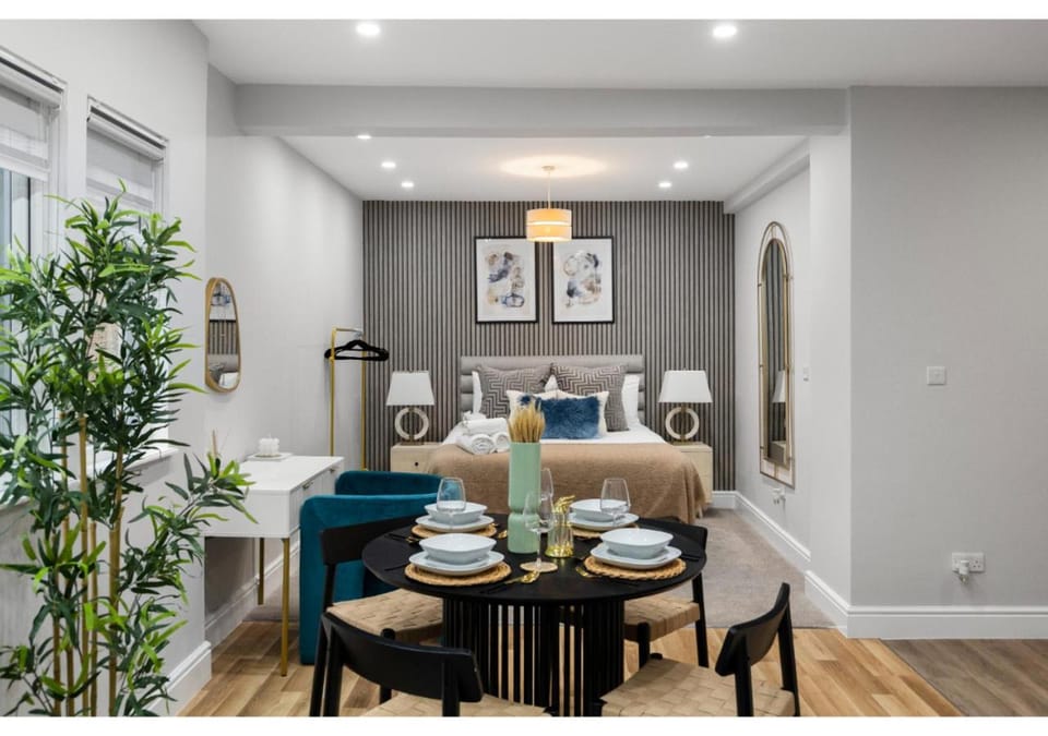 Bed, Living room, Seating area, Dining area, Bedroom, towels