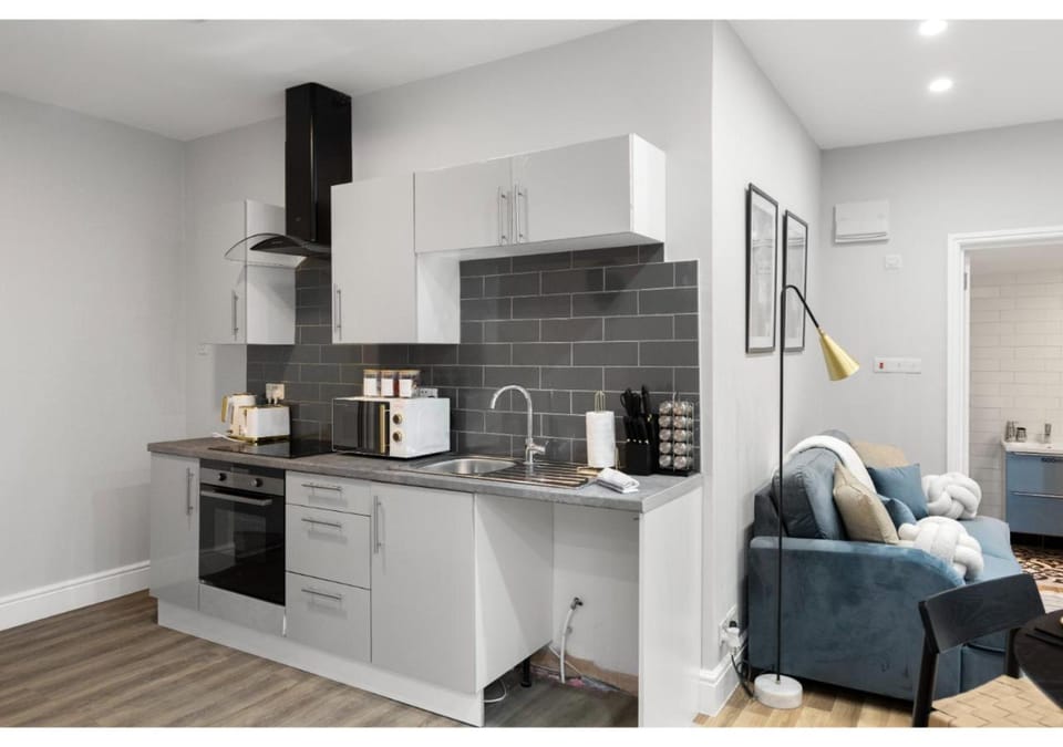 Coffee/tea facilities, Kitchen or kitchenette, stove, toaster