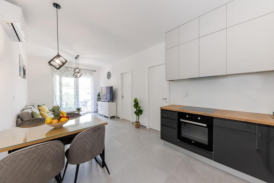 Dining area, kitchen