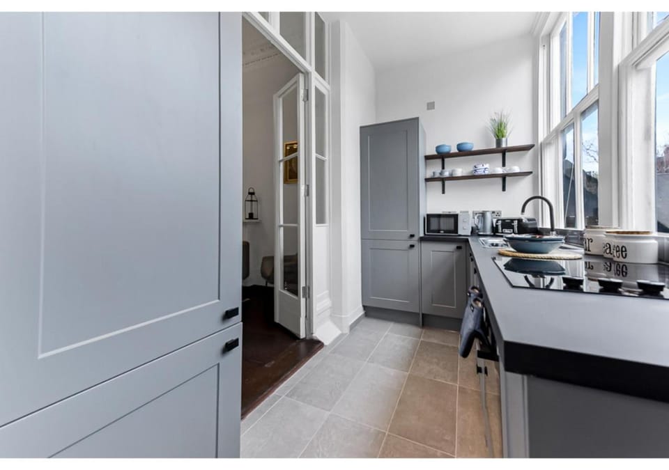 Kitchen or kitchenette, minibar, oven, stove