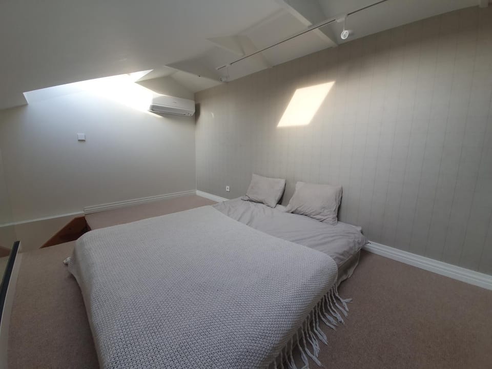Bed, Bedroom, air conditioner