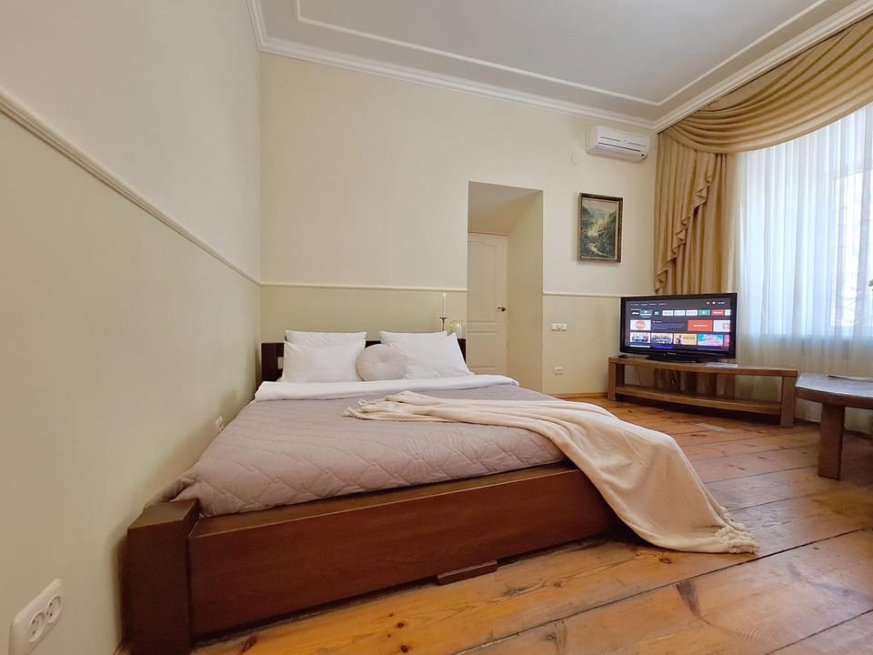Communal lounge/ TV room, Bed, TV and multimedia, Photo of the whole room, Evening entertainment, Bedroom, air conditioner