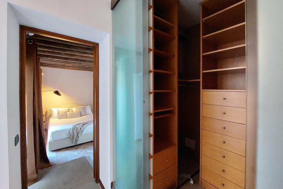 Photo of the whole room, Bedroom, wardrobe