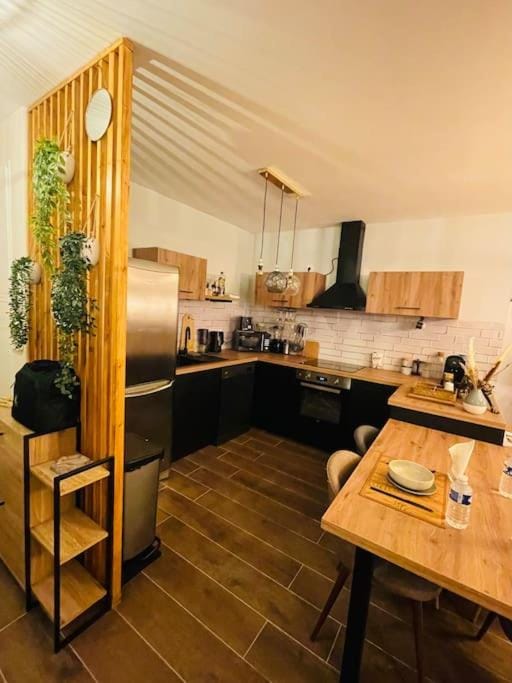 Kitchen or kitchenette, Dining area, minibar, pet friendly, stove