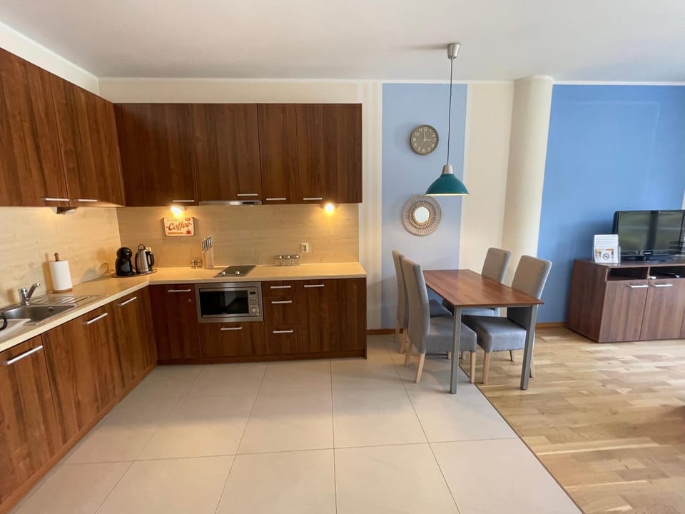 TV and multimedia, Coffee/tea facilities, Kitchen or kitchenette, Living room, Seating area, Dining area, minibar, oven, pet friendly, stove, toaster, air conditioner