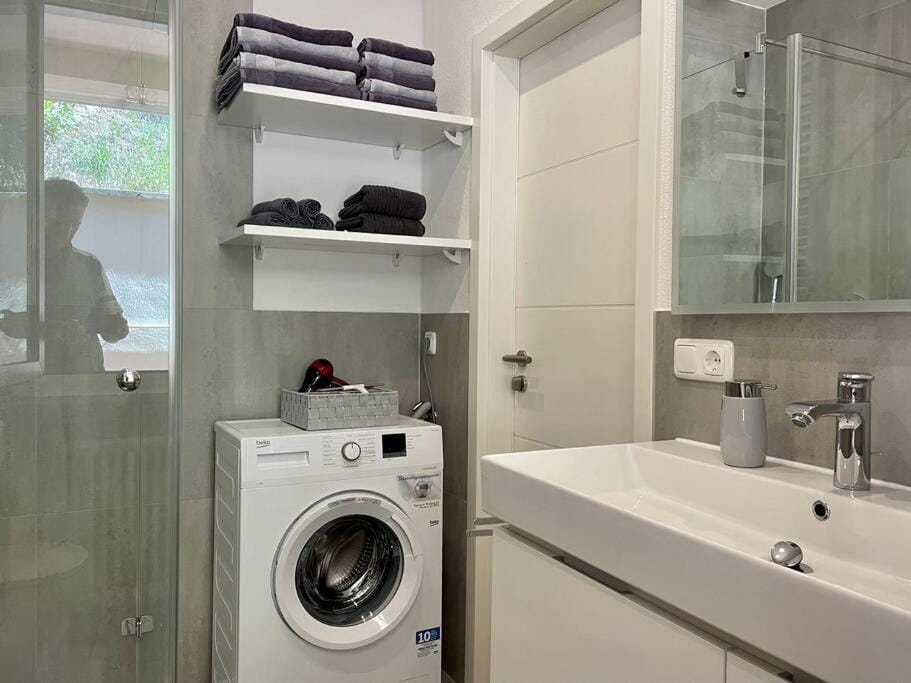 Shower, Bathroom, towels, washing machine
