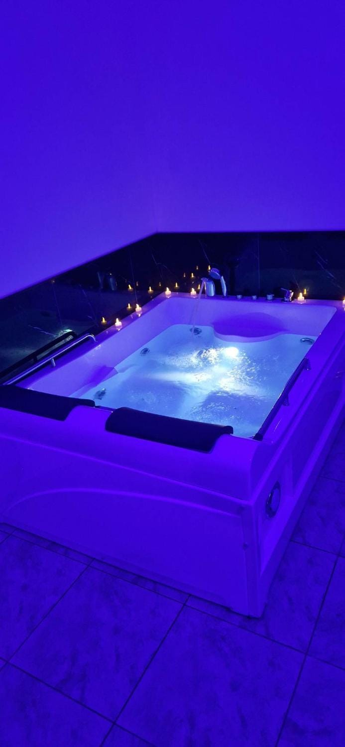 Night, Hot Tub