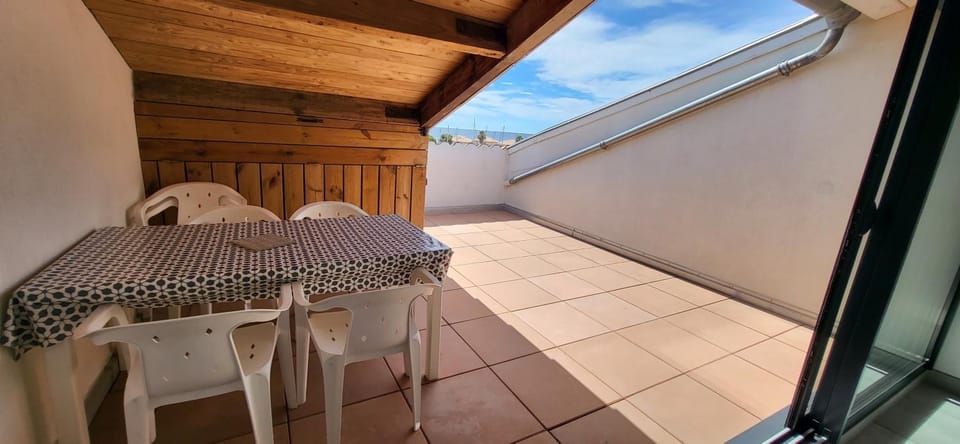 Patio, Day, Balcony/Terrace