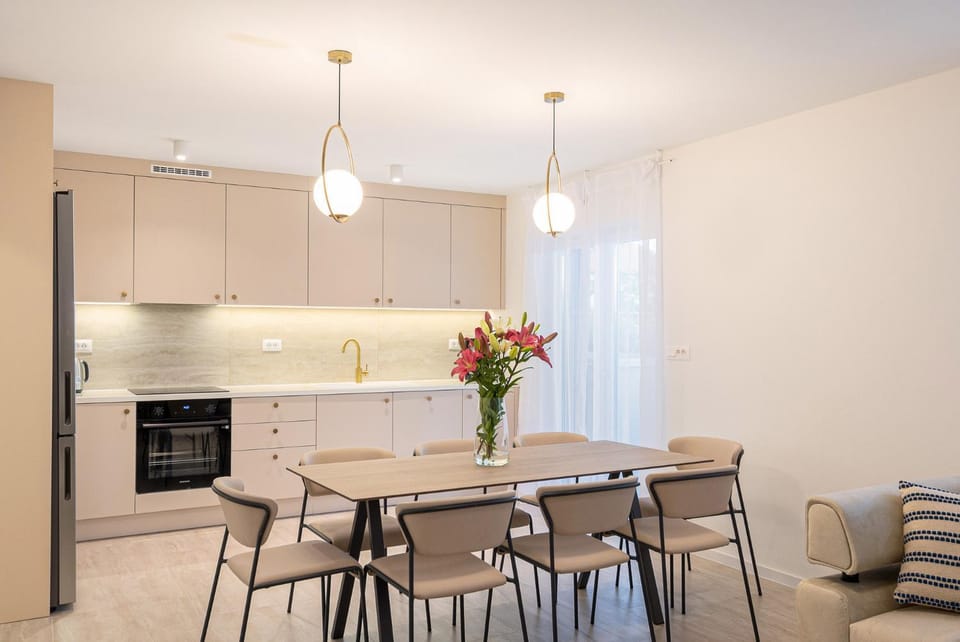 Kitchen or kitchenette, Dining area