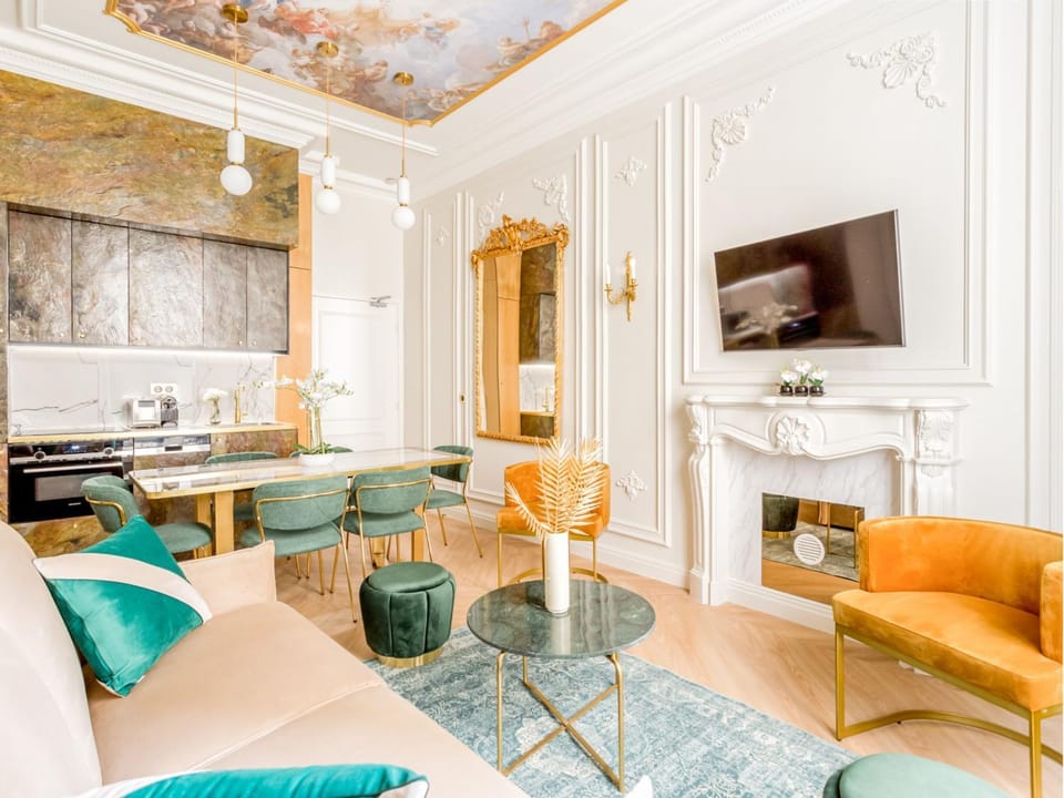 TV and multimedia, Kitchen or kitchenette, Living room, Seating area, Dining area, stove