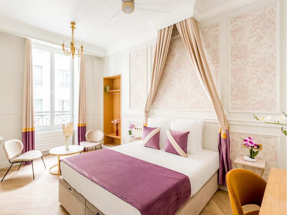 Bed, Seating area, Bedroom