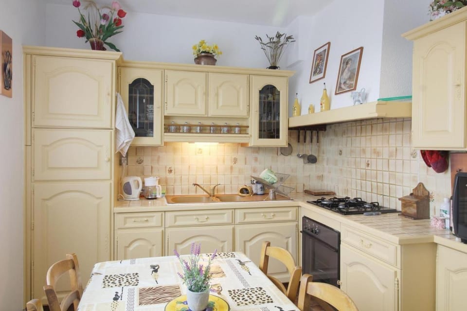 Property building, Kitchen or kitchenette, Living room